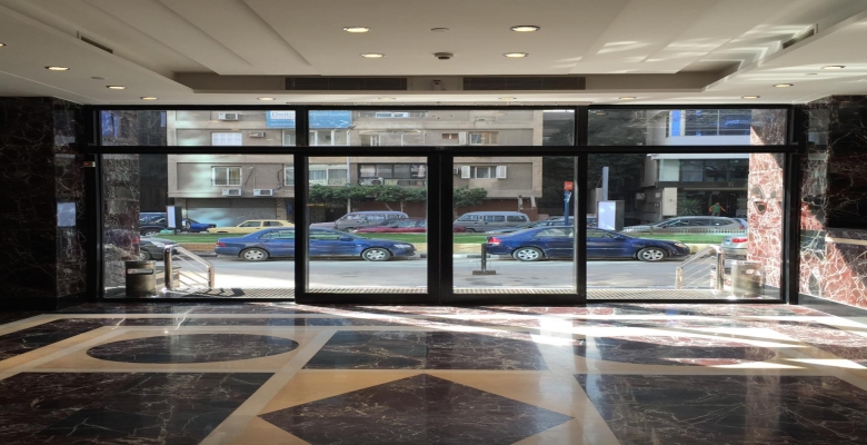 مكتب ادارى  يصلح لكبرى الشركات بموقع متميز بالمهندسين تشطيب الترا سوبر لوكس  