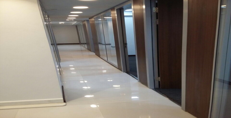 مكتب ادارى  يصلح لكبرى الشركات بموقع متميز بالمهندسين تشطيب الترا سوبر لوكس  