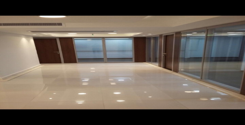 مكتب ادارى  يصلح لكبرى الشركات بموقع متميز بالمهندسين تشطيب الترا سوبر لوكس  