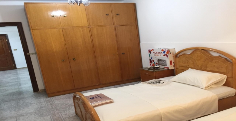 شقة  مفروشة للايجار بالزمالك مكونة من غرفتين نوم  +1 حمام  وريسبشن كبير ومطبخ