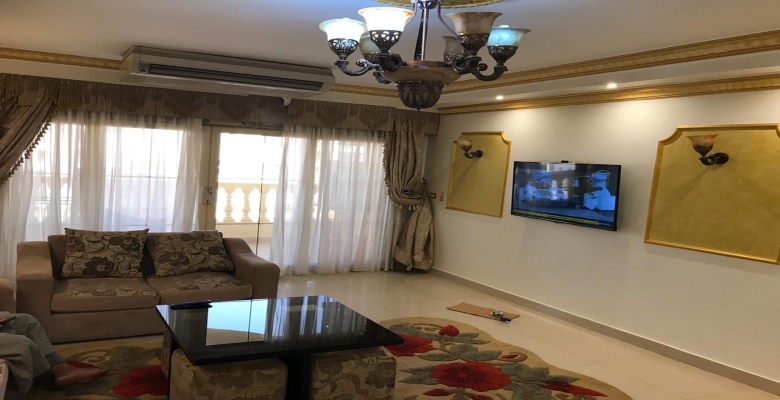 شقة مفروشة للايجار بالشيخ زايد مكونة من 3 غرف نوم و2 حمام وريسبشن كبير ومطبخ قريبة من كل الخدمات