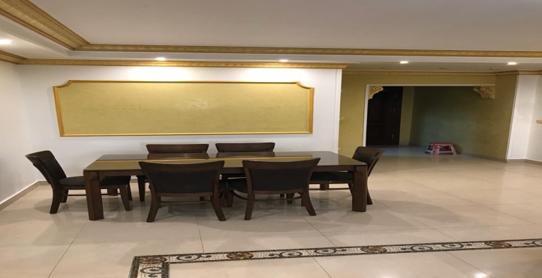 شقة مفروشة للايجار بالشيخ زايد مكونة من 3 غرف نوم و2 حمام وريسبشن كبير ومطبخ قريبة من كل الخدمات