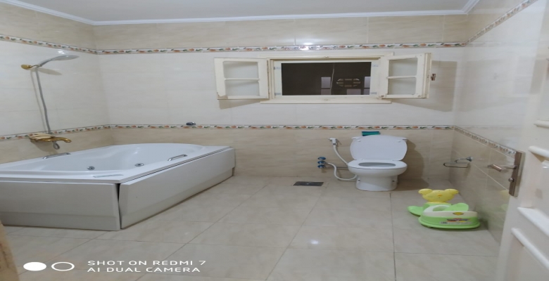 شقه للبيع بالحي الخمس 6 اكتوبر بفرش الريسبشن فقط