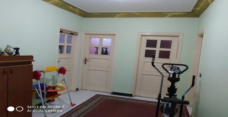 شقه للبيع بالحي الخمس 6 اكتوبر بفرش الريسبشن فقط