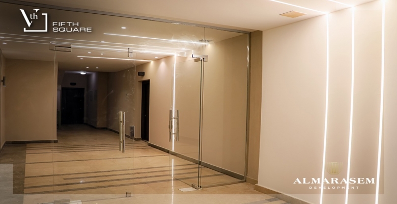 شقة تشطيب سوبر لوكس للبيع في كمبوند Fifth Square في التجمع الخامس – شارع التسعين الشمالي بمقدم 10%