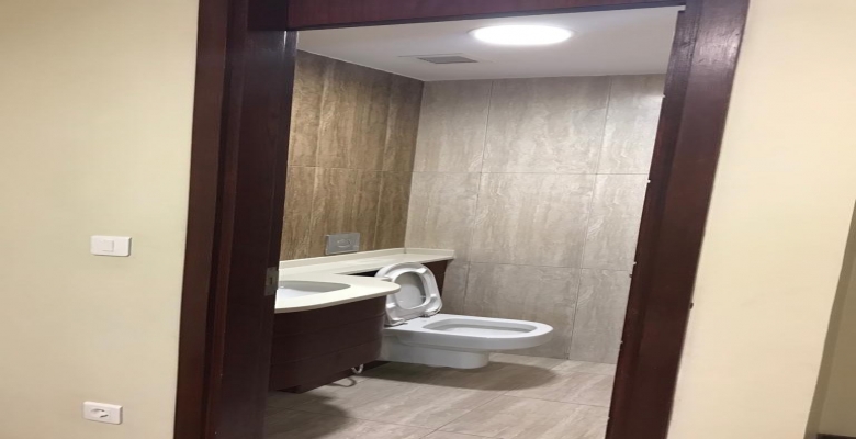 عيادة للايجار في مدينة نصر مكونة من 2 غرفة ومنهم غرفة ماستر وريسبشن  وريسبشن  خارجي