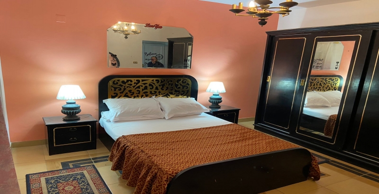 شقة مفروشة للبيع  بالمهندسين موقع متميز جدا بالفرش وديكورات جديدة سوبر لوكس  3 غرف