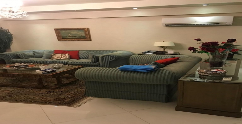 شقة مفروشة للايجار الفيو بيطل علي الحديقة موقع مميز في الشيخ زايد الشقة مكونة من 2 غرفة نوم و2 حمام وريسبشن كبير  ومطبخ مجهز بالكامل قريب من كل الخدمات