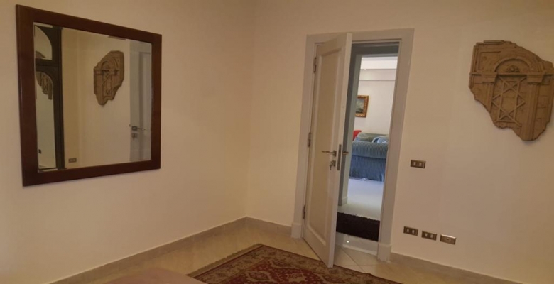 شقة مفروشة للايجار الفيو بيطل علي الحديقة موقع مميز في الشيخ زايد الشقة مكونة من 2 غرفة نوم و2 حمام وريسبشن كبير  ومطبخ مجهز بالكامل قريب من كل الخدمات