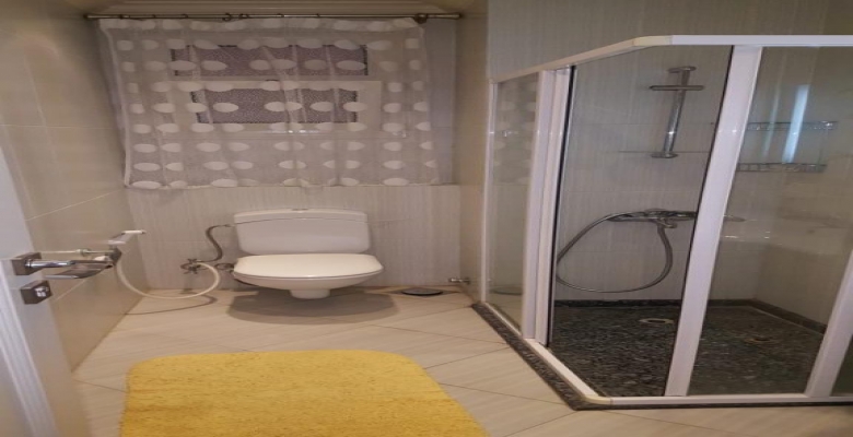 شقة مفروشة للايجار الفيو بيطل علي الحديقة موقع مميز في الشيخ زايد الشقة مكونة من 2 غرفة نوم و2 حمام وريسبشن كبير  ومطبخ مجهز بالكامل قريب من كل الخدمات