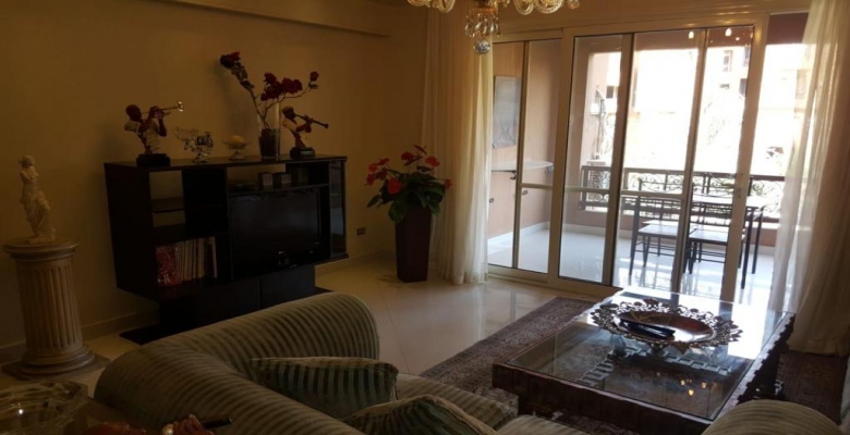 شقة مفروشة للايجار الفيو بيطل علي الحديقة موقع مميز في الشيخ زايد الشقة مكونة من 2 غرفة نوم و2 حمام وريسبشن كبير  ومطبخ مجهز بالكامل قريب من كل الخدمات