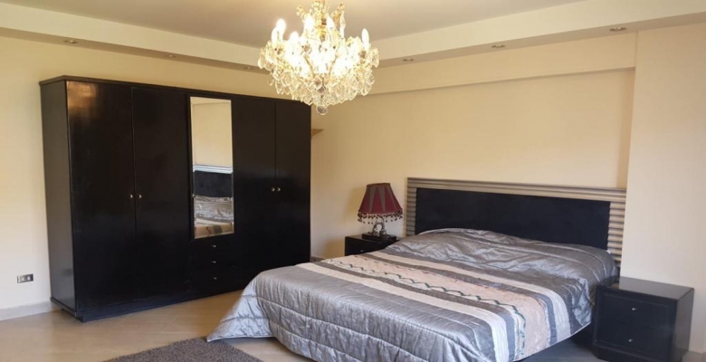 شقة مفروشة للايجار الفيو بيطل علي الحديقة موقع مميز في الشيخ زايد الشقة مكونة من 2 غرفة نوم و2 حمام وريسبشن كبير  ومطبخ مجهز بالكامل قريب من كل الخدمات