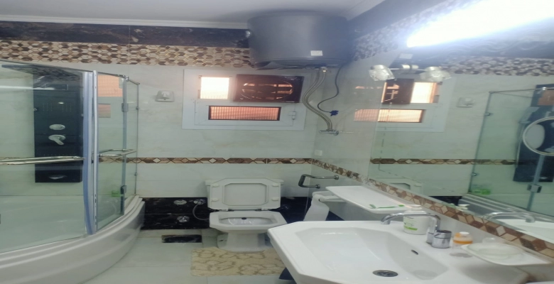 شقة للايجار في  موقع متميز الزمالك مكونة من 2 غرفة نوم  و2 حمام وسفرة ومطبخ  وقريبة من كل الخدمات