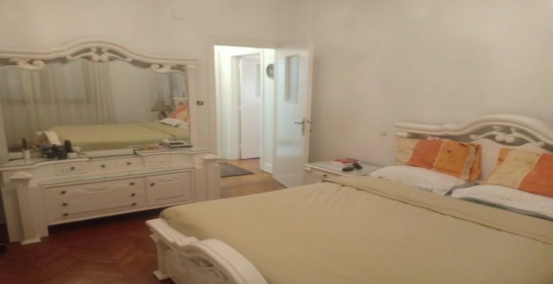 شقة للايجار في  موقع متميز الزمالك مكونة من 2 غرفة نوم  و2 حمام وسفرة ومطبخ  وقريبة من كل الخدمات