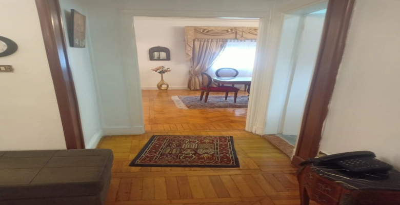 شقة للايجار في  موقع متميز الزمالك مكونة من 2 غرفة نوم  و2 حمام وسفرة ومطبخ  وقريبة من كل الخدمات