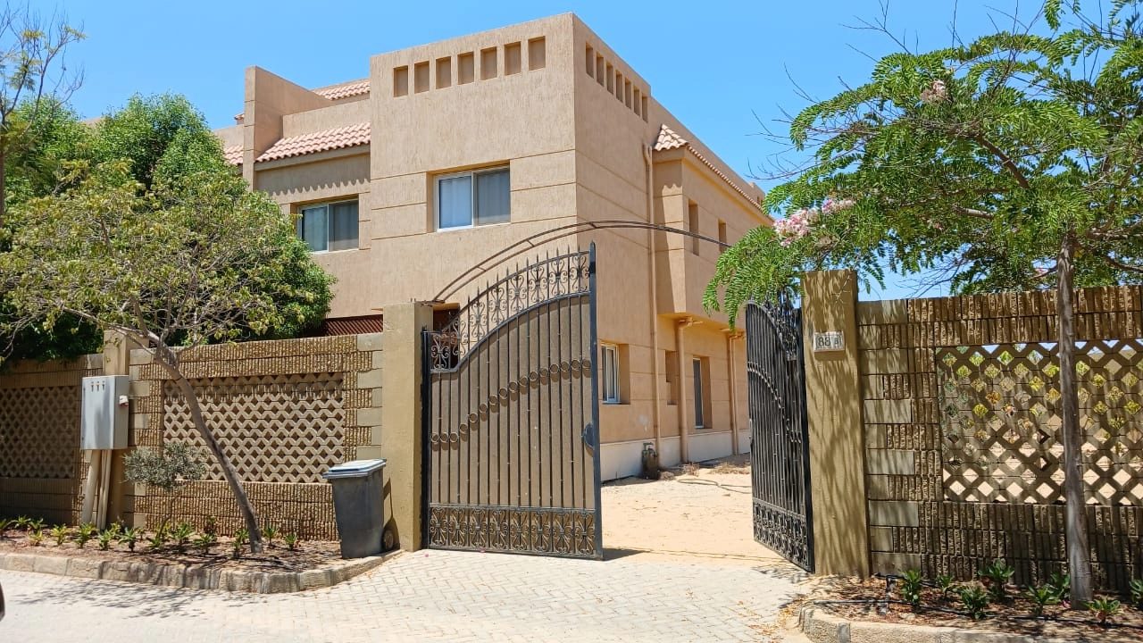 فيلا للبيع مساحه 250م - في كمبوند ايفر جرين 6- اكتوبر - امام المطار