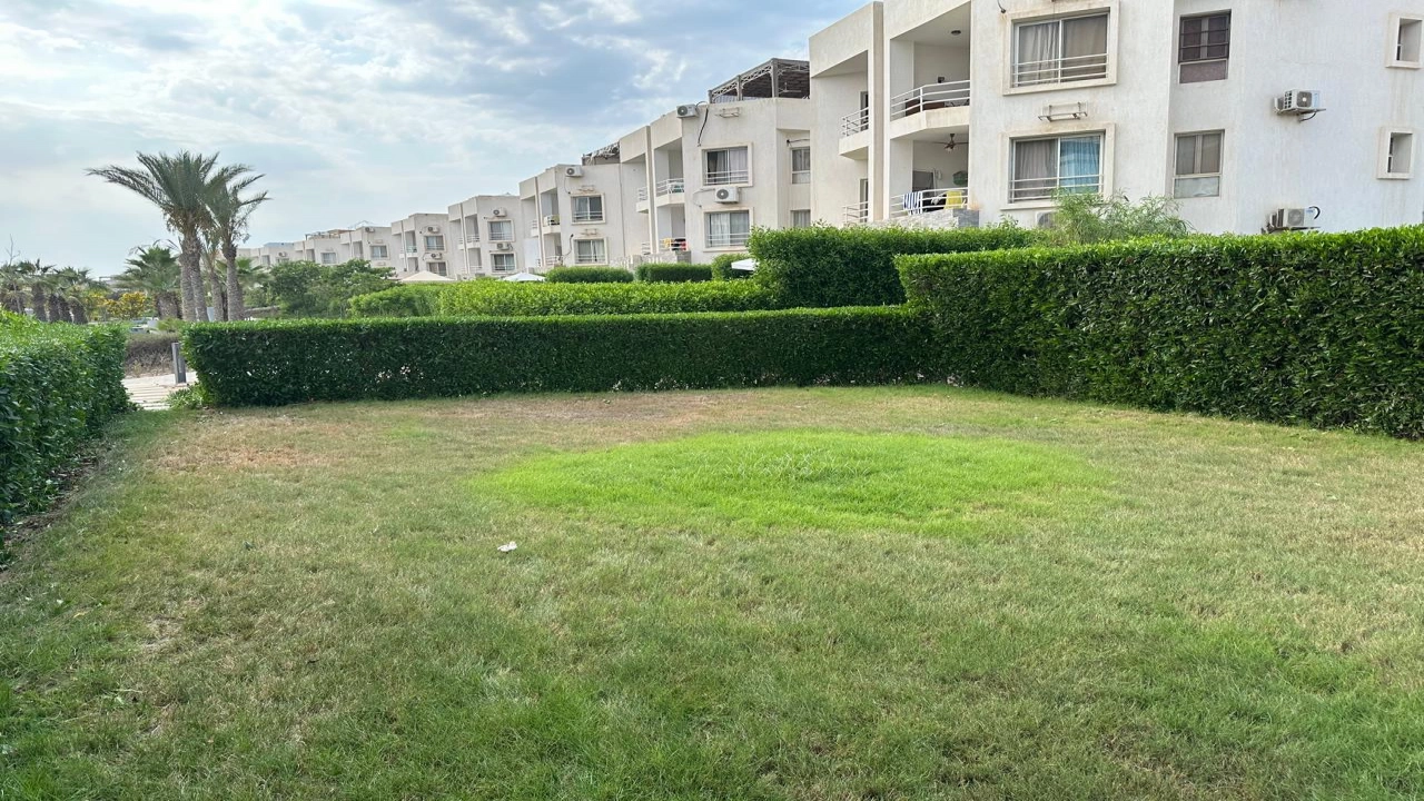 شالية ايجار 2 نوم اراضي  بجنينة في قرية امواج الساحل الشمالي