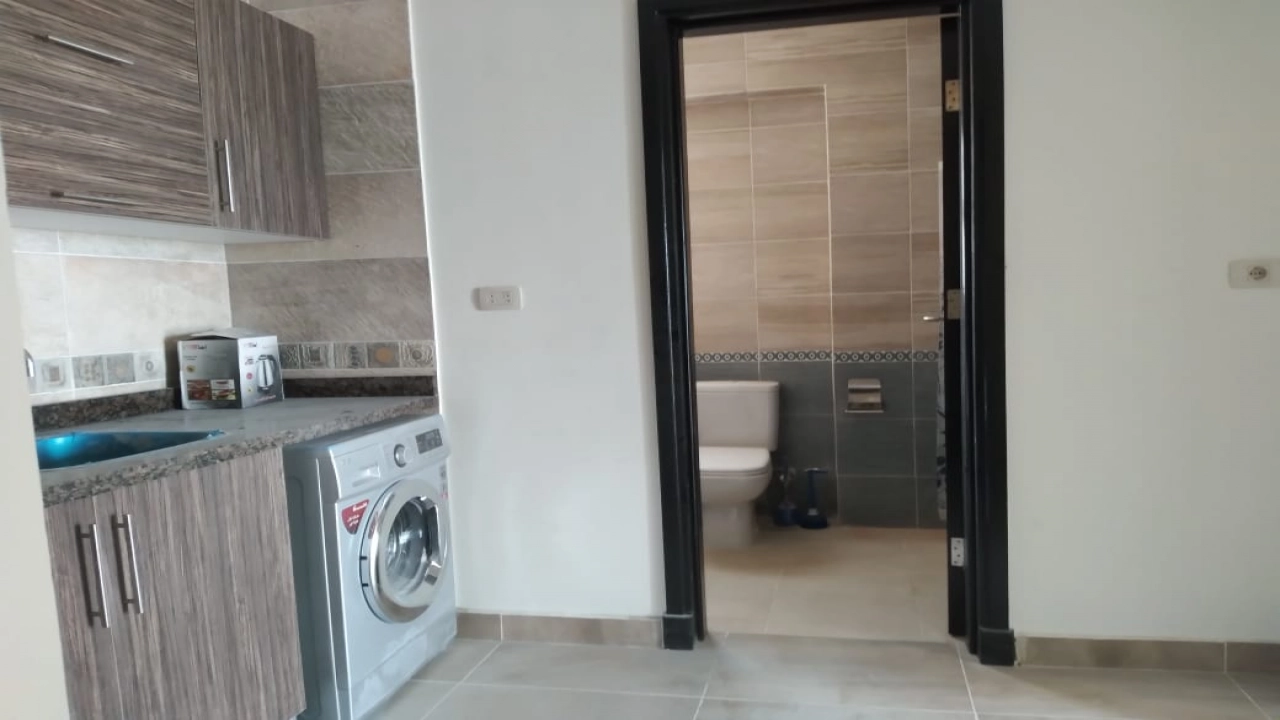 فيلا دوبلكس للايجار في تلال الساحل ارضي بجاردن 4غرف