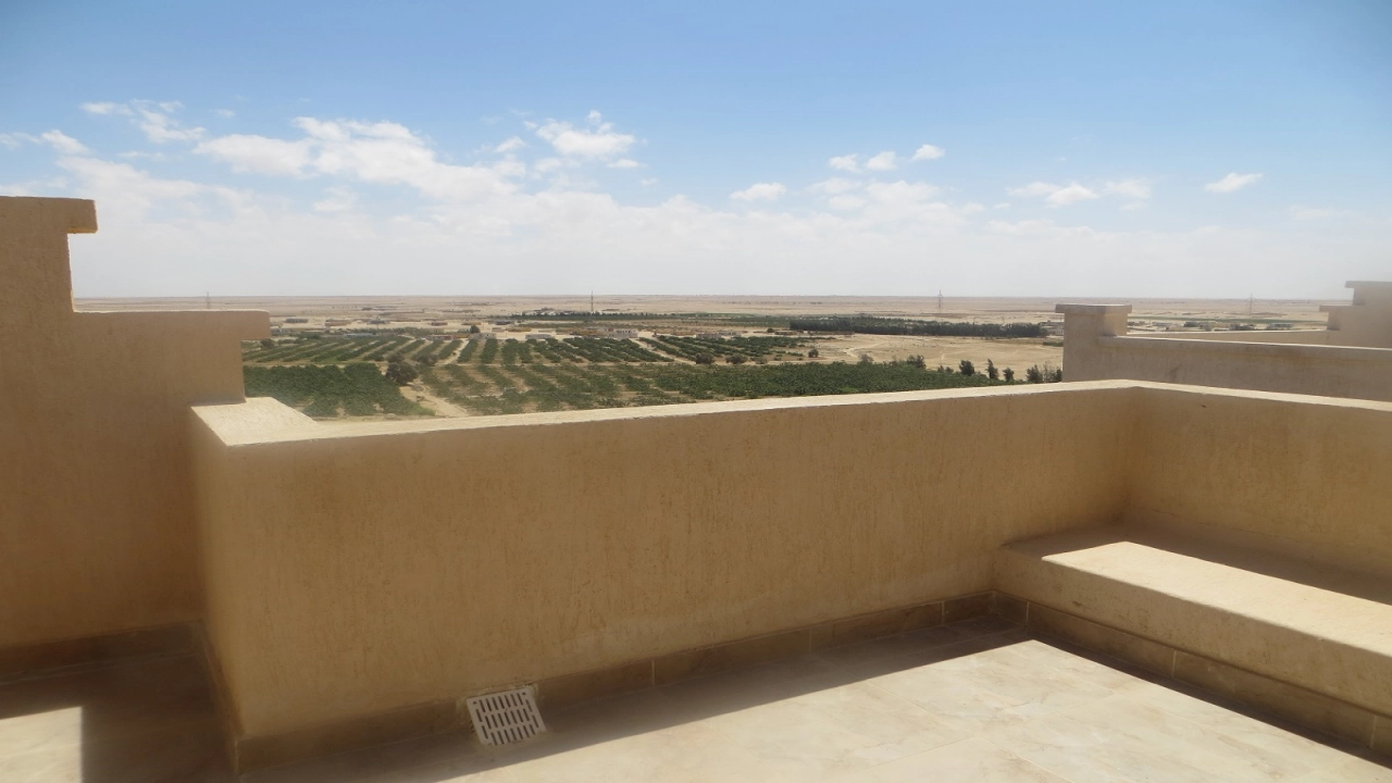 توين هاوس للايجار في تلال الساحل الشمالي ارضي بجاردن 4غرف