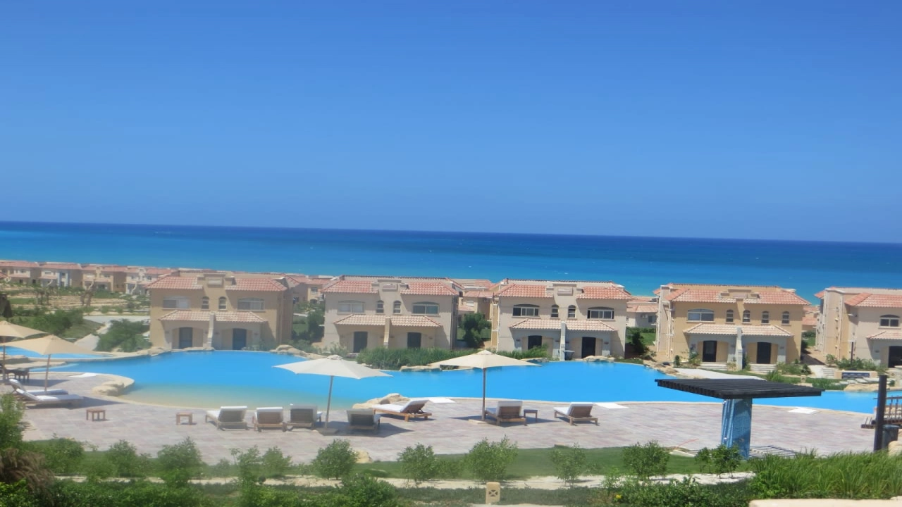 توين هاوس للايجار في تلال الساحل الشمالي ارضي بجاردن 4غرف