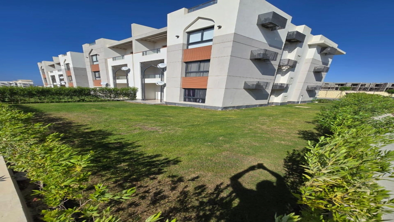 شاليه للايجار في جايا راس الحكمه ارضي بجاردن غرفتين