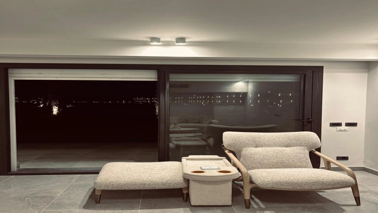 فيلا للايجار في بلايا راس الحكمة ارضي 4غرف