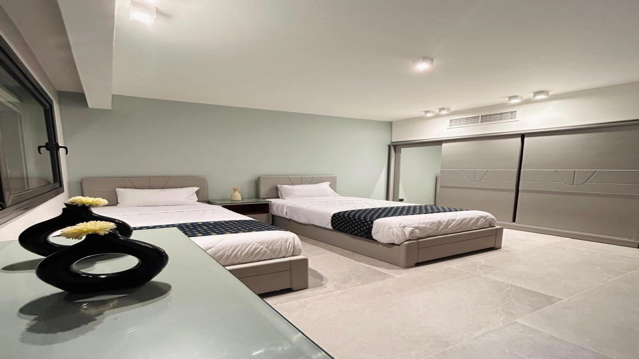 فيلا للايجار في بلايا راس الحكمة ارضي 4غرف