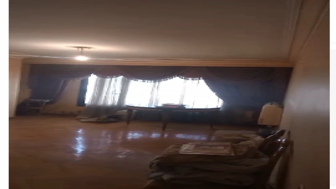 شقة للبيع بدون فرش مكونة من 5 غرف نوم منهم 3 ماستر وريسبشن ومطبخ