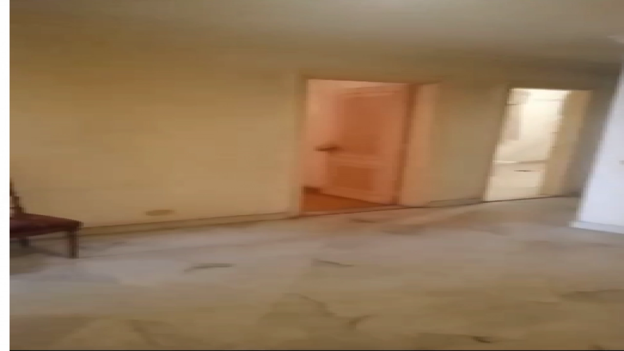 شقة للبيع بدون فرش مكونة من 5 غرف نوم منهم 3 ماستر وريسبشن ومطبخ