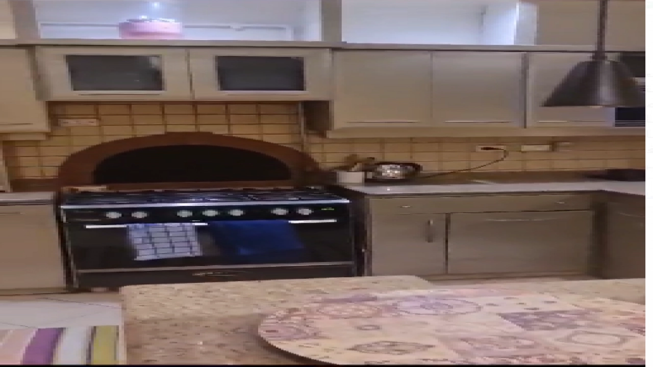 شقة مفروشة فرش فندقي مكونة من 3 غرف نوم و 3 حمام ريسبشن ومطبخ امريكيفي موقع مميز بالمهندسين وقريب من كل تاخدمات