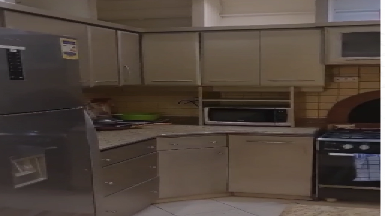 شقة مفروشة فرش فندقي مكونة من 3 غرف نوم و 3 حمام ريسبشن ومطبخ امريكيفي موقع مميز بالمهندسين وقريب من كل تاخدمات