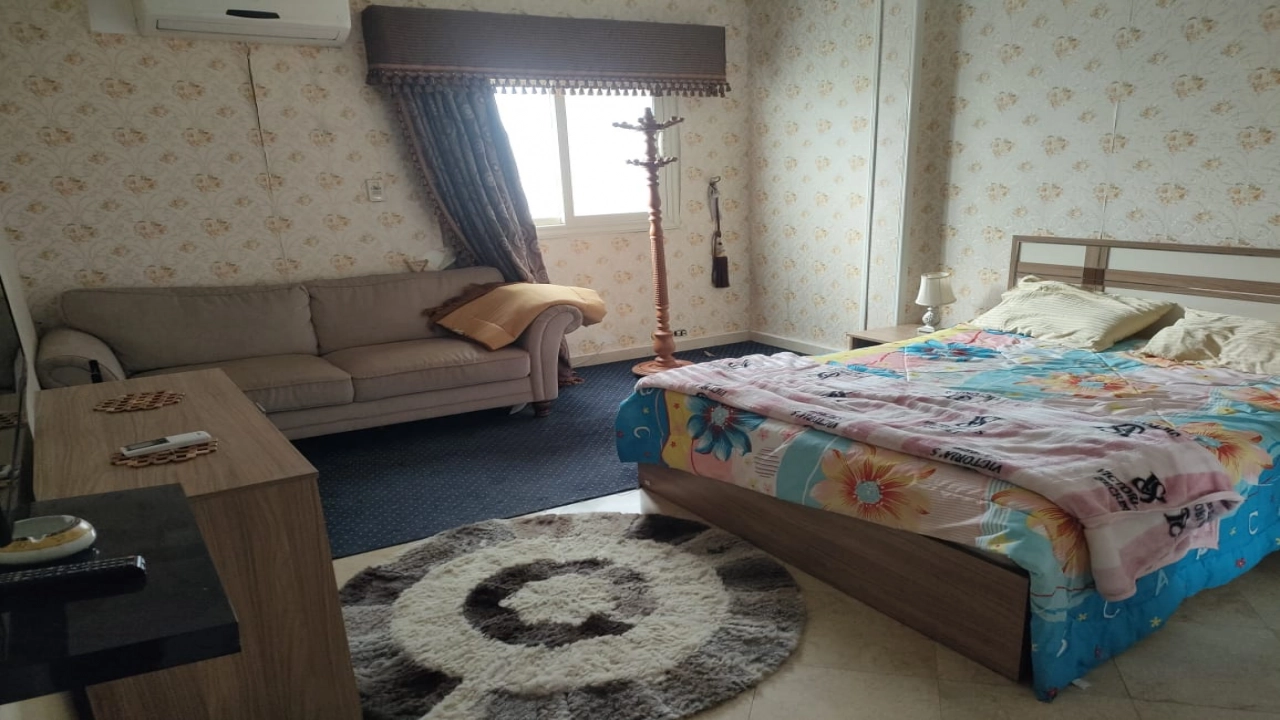 شقة مفروشة للايجار  ,,, 165 متر  , 3 غرف نوم  وريسبشن كبير ,, 2 حمام ,,, ومطبخ مكيفة بالكامل