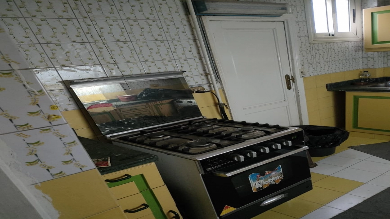 شقة مفروشة للايجار  ,,, 165 متر  , 3 غرف نوم  وريسبشن كبير ,, 2 حمام ,,, ومطبخ مكيفة بالكامل