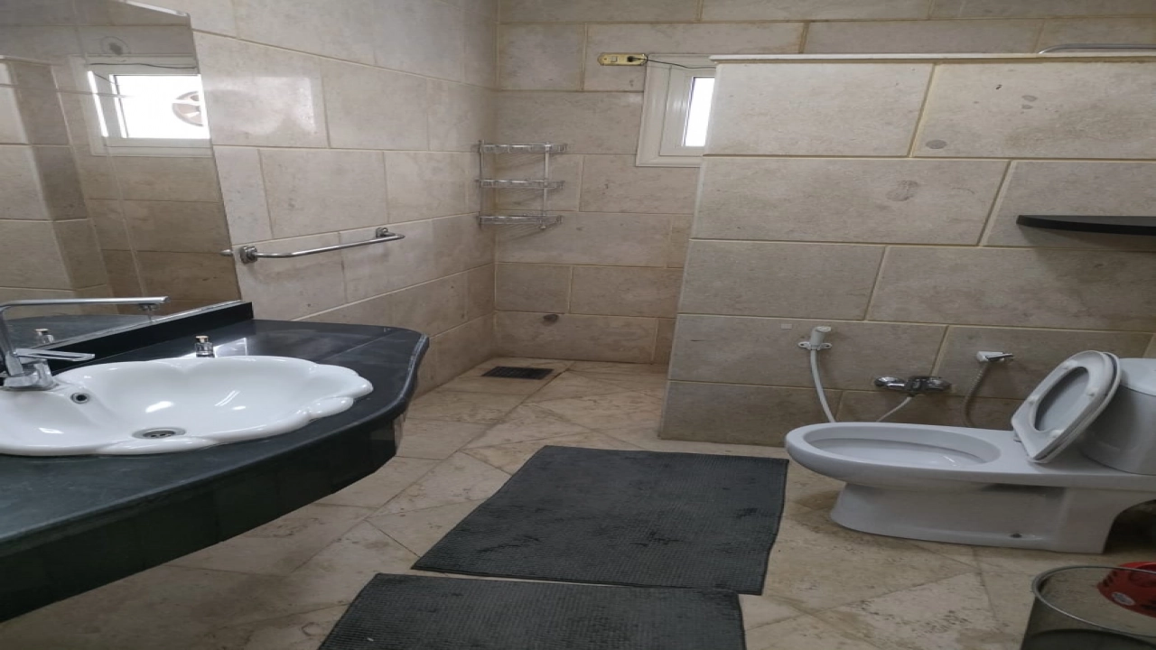 شقة مفروشة للايجار  ,,, 165 متر  , 3 غرف نوم  وريسبشن كبير ,, 2 حمام ,,, ومطبخ مكيفة بالكامل