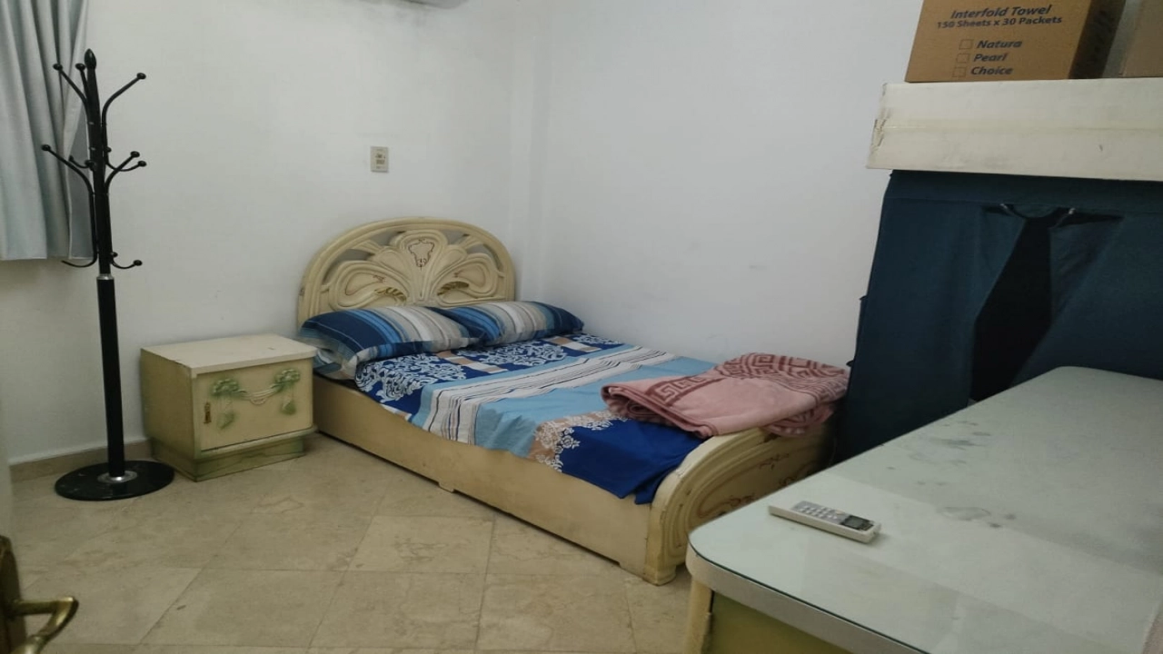 شقة مفروشة للايجار  ,,, 165 متر  , 3 غرف نوم  وريسبشن كبير ,, 2 حمام ,,, ومطبخ مكيفة بالكامل