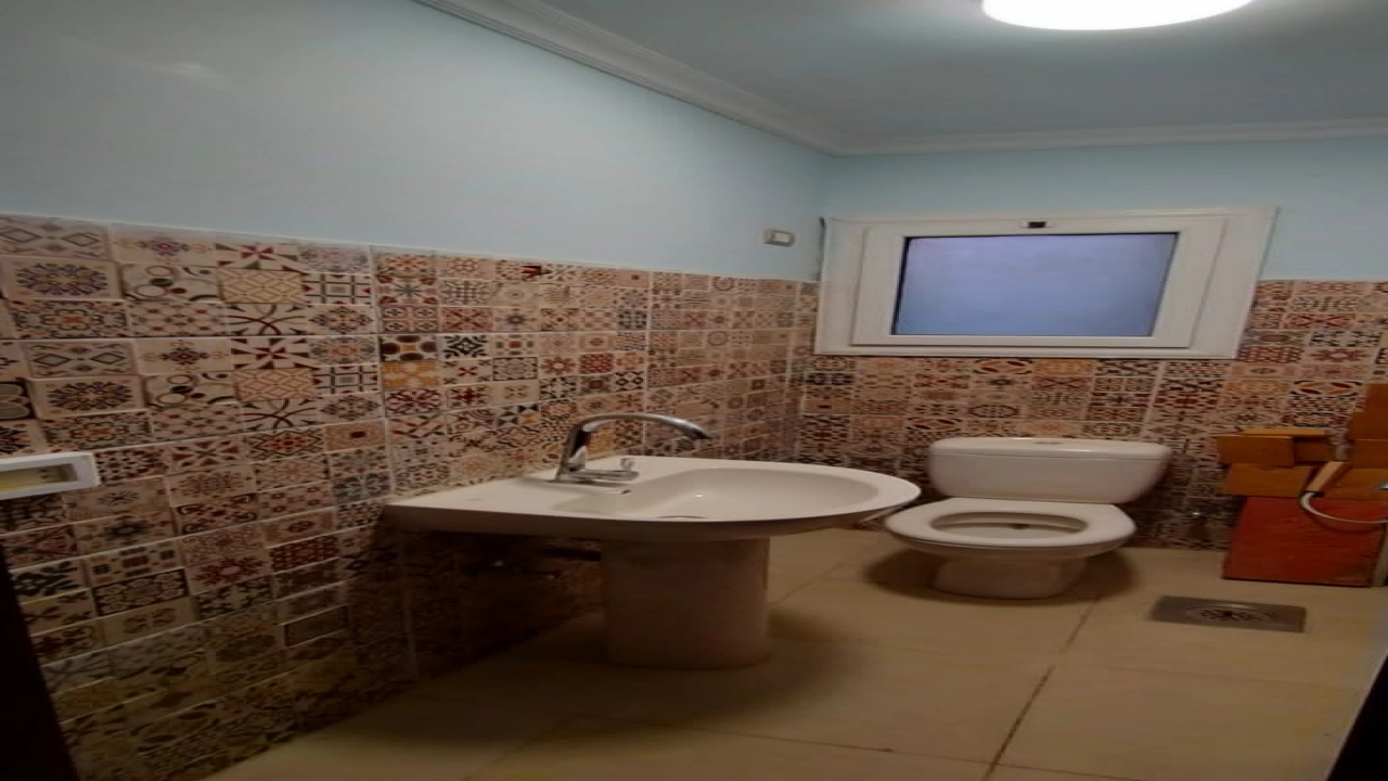 شقة للايجار نصف مفروش في كمبوند في التجمع 4 غرف نوم و4 حمام وريسبشن 4 قطع ومطبخ