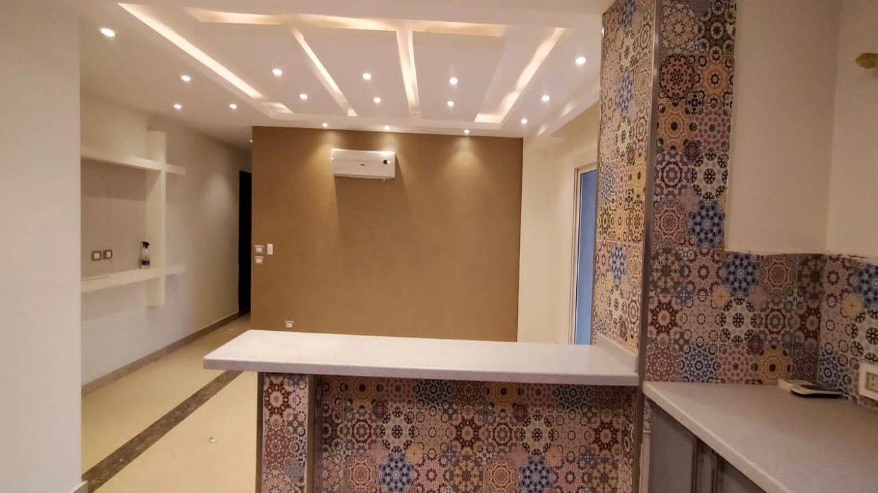 شقة للايجار نصف مفروش في كمبوند في التجمع 4 غرف نوم و4 حمام وريسبشن 4 قطع ومطبخ