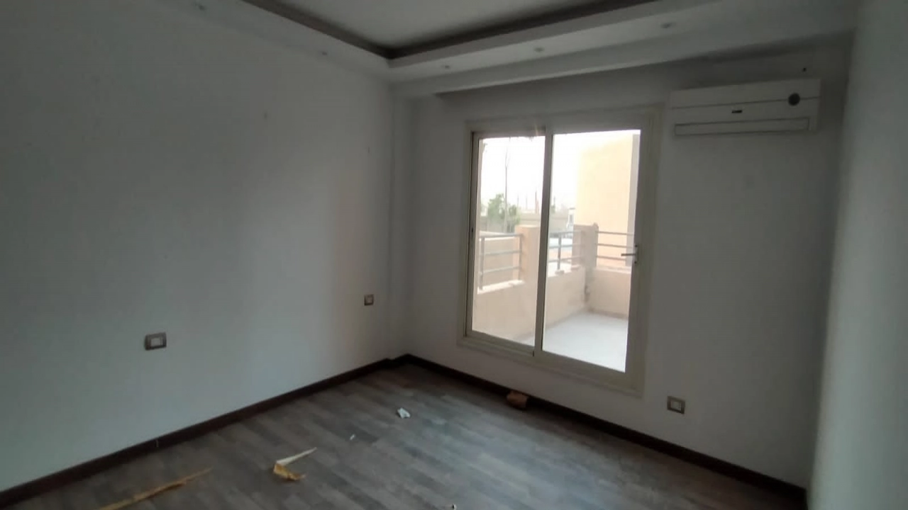 شقة للايجار نصف مفروش في كمبوند في التجمع 4 غرف نوم و4 حمام وريسبشن 4 قطع ومطبخ