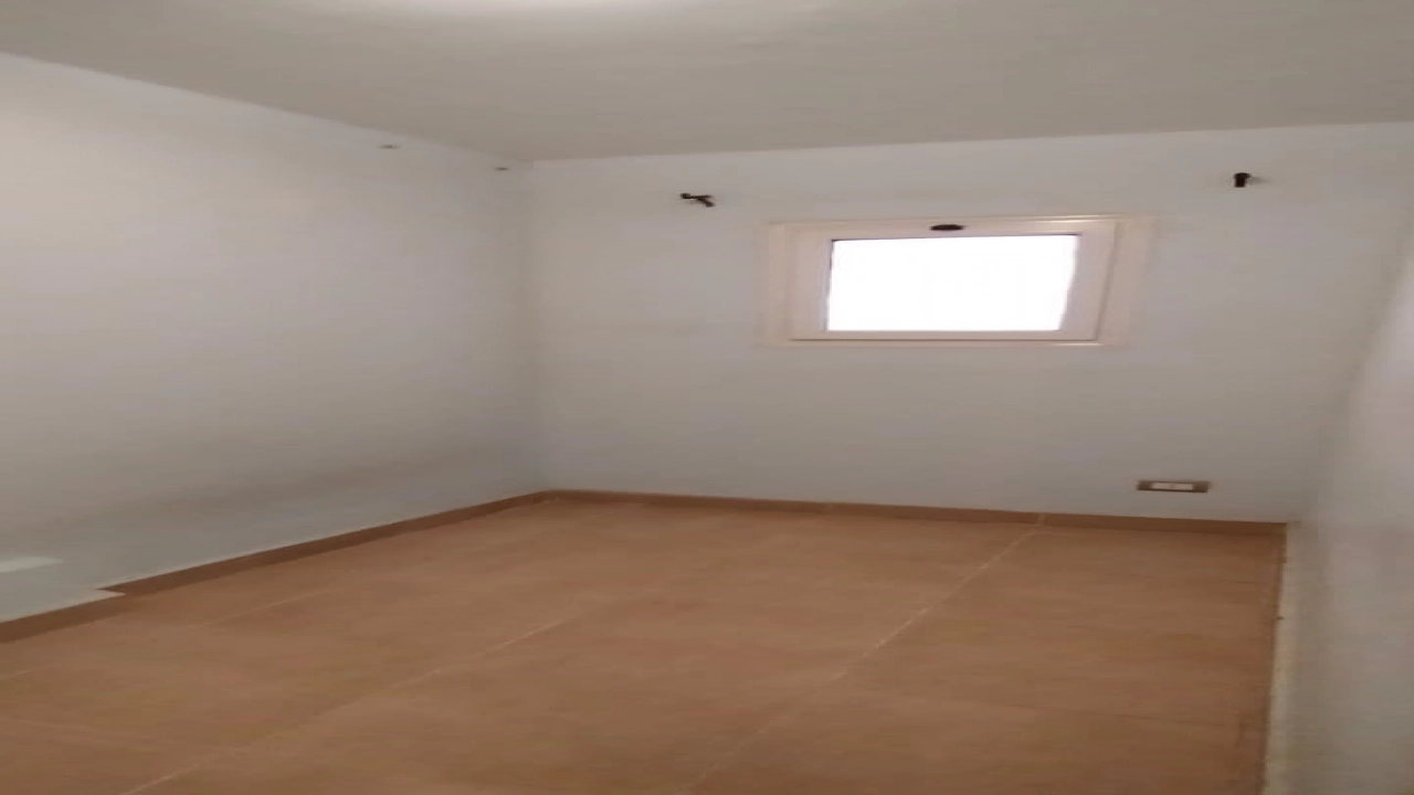 شقة للايجار نصف مفروش في كمبوند في التجمع 4 غرف نوم و4 حمام وريسبشن 4 قطع ومطبخ