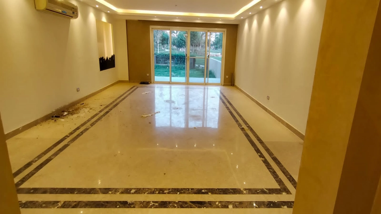 شقة للايجار نصف مفروش في كمبوند في التجمع 4 غرف نوم و4 حمام وريسبشن 4 قطع ومطبخ