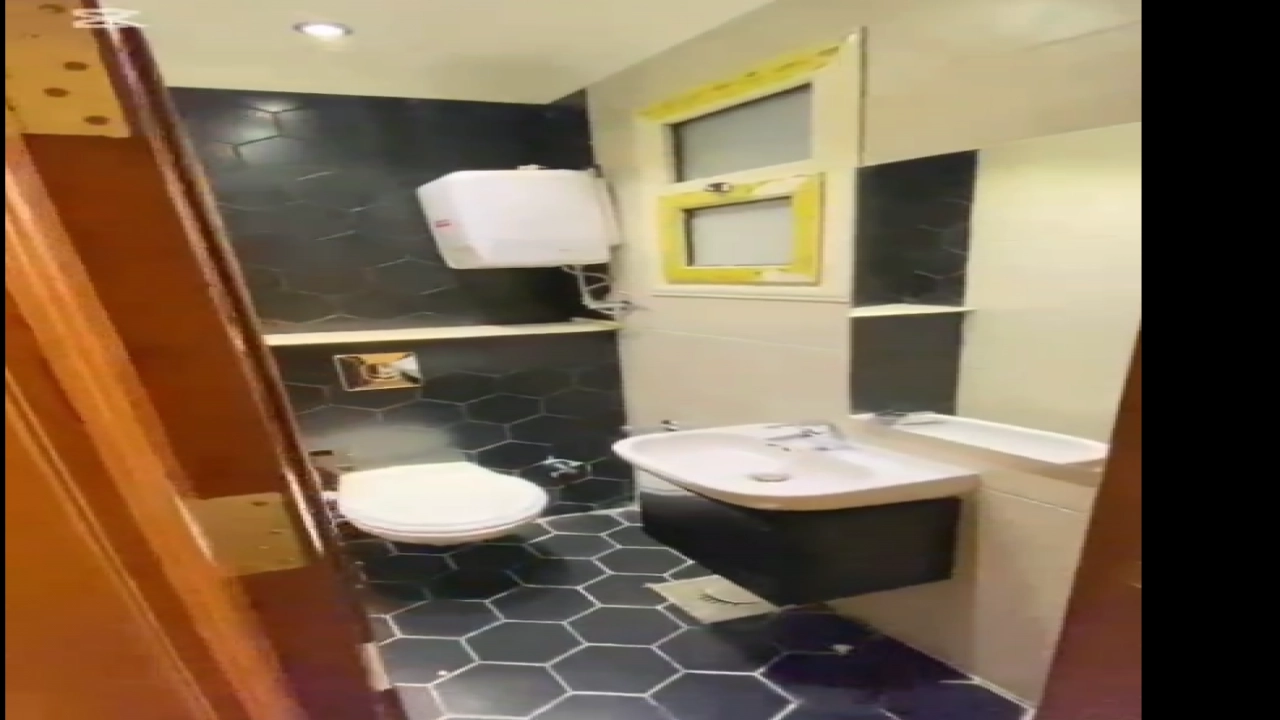 شقة مفروشة  للايجار مكونة من  3 غرف نوم و 2 حمام وريسبشن ومطبخ