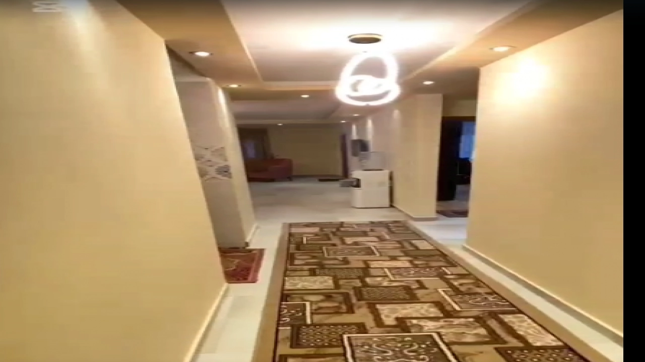 شقة مفروشة  للايجار مكونة من  3 غرف نوم و 2 حمام وريسبشن ومطبخ