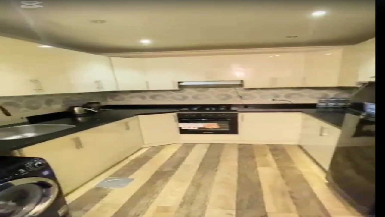 شقة مفروشة  للايجار مكونة من  3 غرف نوم و 2 حمام وريسبشن ومطبخ