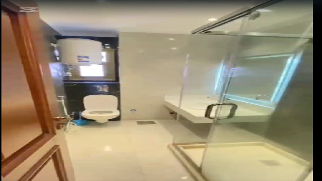 شقة مفروشة  للايجار مكونة من  3 غرف نوم و 2 حمام وريسبشن ومطبخ