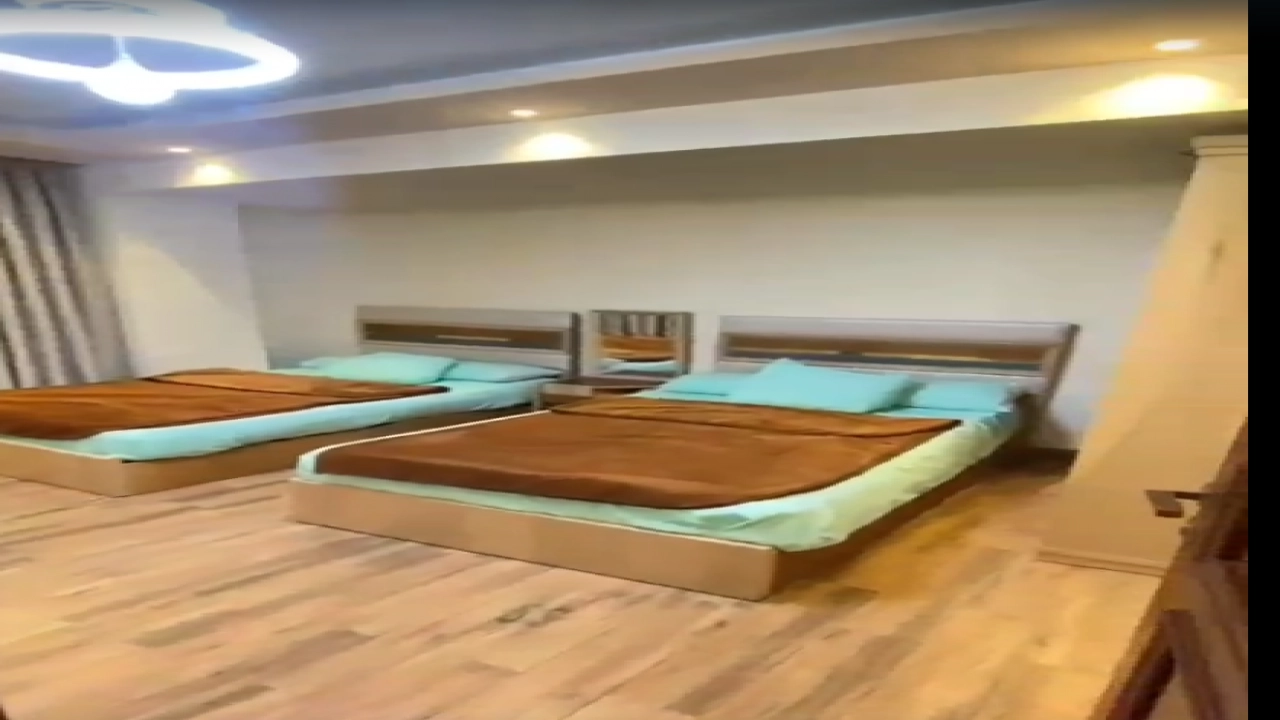 شقة مفروشة  للايجار مكونة من  3 غرف نوم و 2 حمام وريسبشن ومطبخ