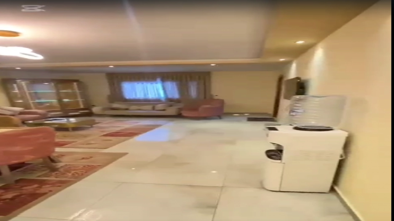 شقة مفروشة  للايجار مكونة من  3 غرف نوم و 2 حمام وريسبشن ومطبخ