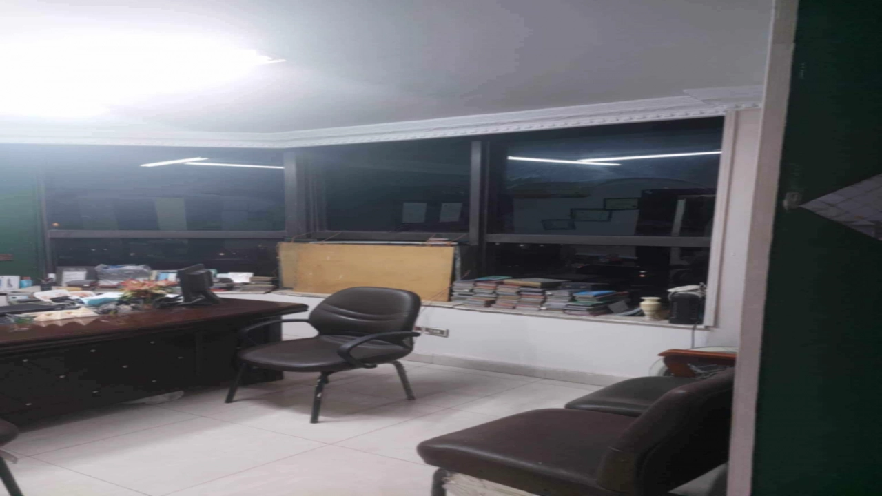 شقه للبيع ات  تصلح اداري او سكني مكونه من 3غرف 2حمامريسبشن 2 قطع ومطبخ في حي مميز بالمهندسين وقريبة من كل الخدت