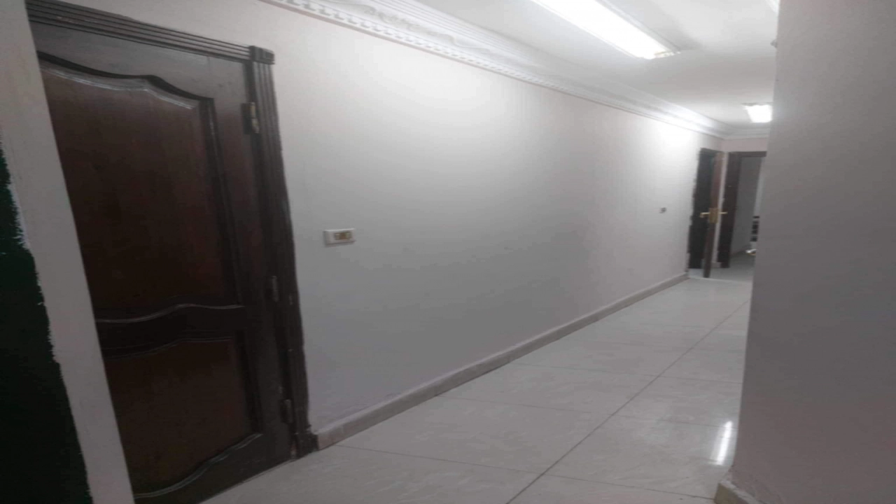 شقه للبيع ات  تصلح اداري او سكني مكونه من 3غرف 2حمامريسبشن 2 قطع ومطبخ في حي مميز بالمهندسين وقريبة من كل الخدت