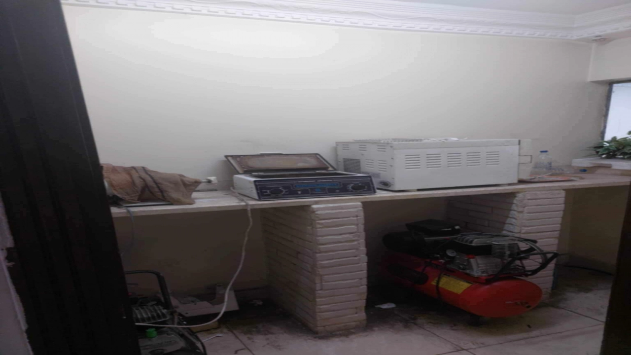 شقه للبيع ات  تصلح اداري او سكني مكونه من 3غرف 2حمامريسبشن 2 قطع ومطبخ في حي مميز بالمهندسين وقريبة من كل الخدت