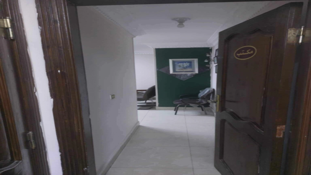 شقه للبيع ات  تصلح اداري او سكني مكونه من 3غرف 2حمامريسبشن 2 قطع ومطبخ في حي مميز بالمهندسين وقريبة من كل الخدت